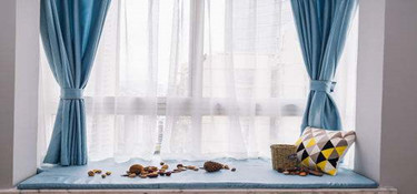 巧妙利用窗帘，修饰在装修中不可避免的房屋缺陷